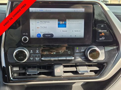 Used 2024 Toyota Highlander LE AWD/4WD image 23