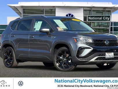 Used 2023 Volkswagen Taos SE w/ Panoramic Sunroof Package