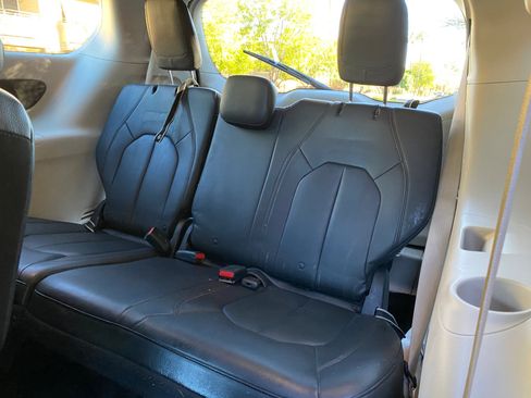 Used 2017 Chrysler Pacifica Touring-L image 34