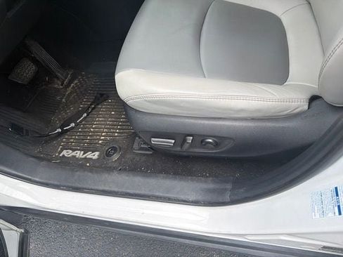 Used 2019 Toyota RAV4 XLE Premium AWD/4WD image 9