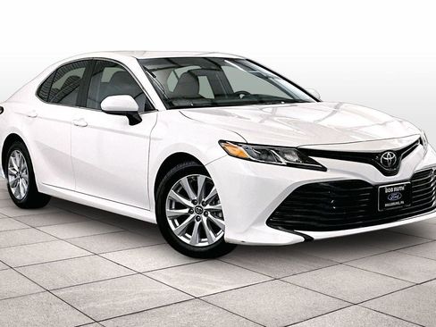 Used 2018 Toyota Camry LE image 2