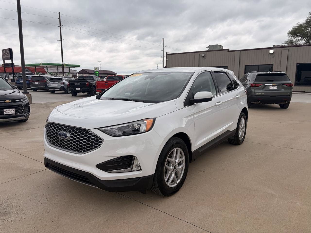 Used 2024 Ford Edge SEL w/ Convenience Package AWD/4WD image 2