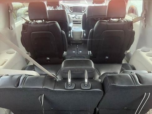 Certified 2024 Chrysler Pacifica Touring-L FWD image 10