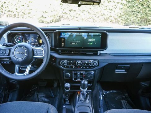Used 2025 Jeep Wrangler Unlimited Sahara w/ Safety Group AWD/4WD image 12