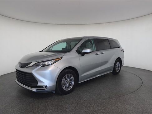 Used 2023 Toyota Sienna XLE image 3