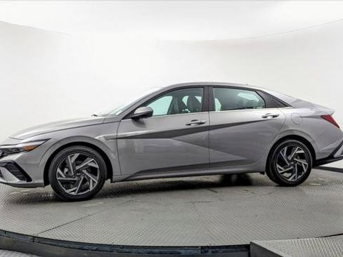 Used 2025 Hyundai Elantra SEL image 3