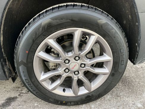 Used 2024 GMC Terrain SLT image 32