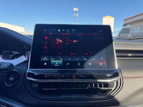 Used 2025 Jeep Compass Trailhawk image 18