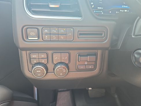 Used 2022 Chevrolet Tahoe Z71 w/ Z71 Off-Road Package AWD/4WD image 27