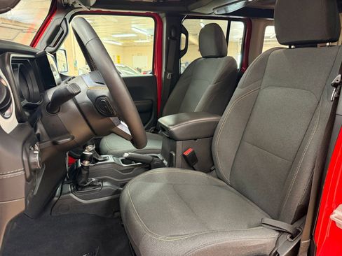 Used 2025 Jeep Wrangler Unlimited Sahara AWD/4WD image 36