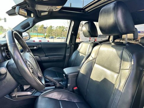 Used 2019 Toyota Tacoma TRD Off-Road w/ TRD Premium Off Road Package image 8