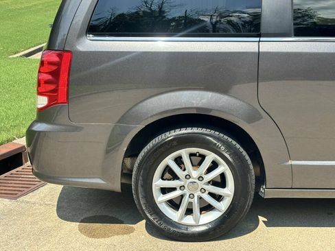 Used 2019 Dodge Grand Caravan SXT FWD image 39