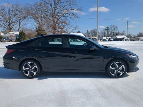 Used 2023 Hyundai Elantra SEL w/ Convenience Package image 3
