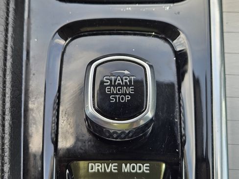 Used 2018 Volvo XC90 T6 Momentum w/ Convenience Package image 31