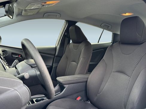 Used 2022 Toyota Prius LE image 18