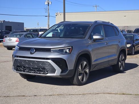 New 2026 Volkswagen Taos SE image 2