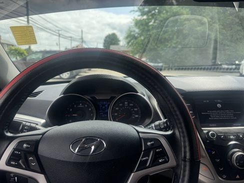 Used 2017 Hyundai Veloster FWD image 19