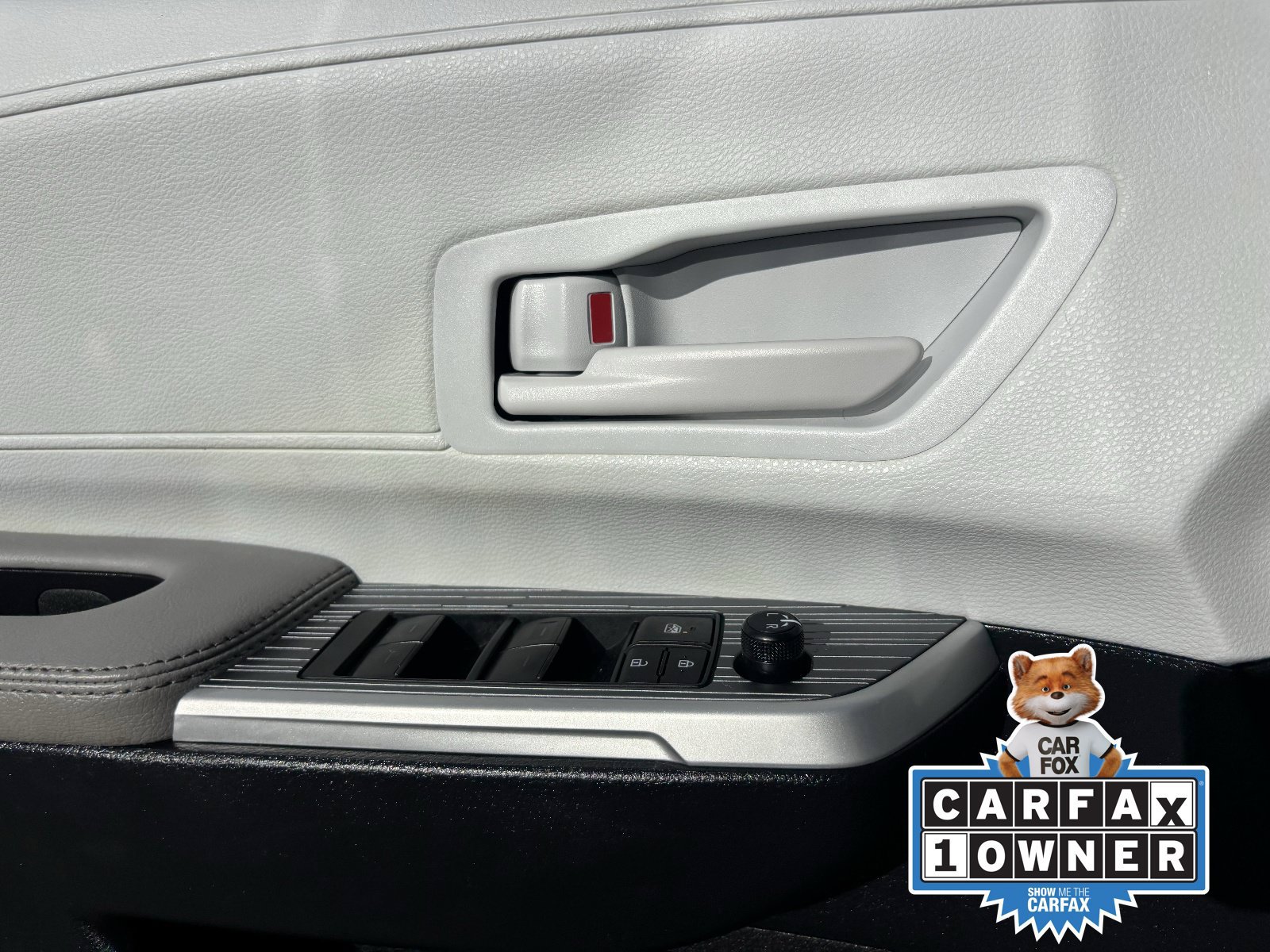 Used 2025 Toyota Sienna LE AWD/4WD image 21