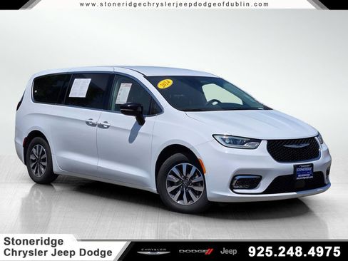 Used 2024 Chrysler Pacifica Limited FWD image 1