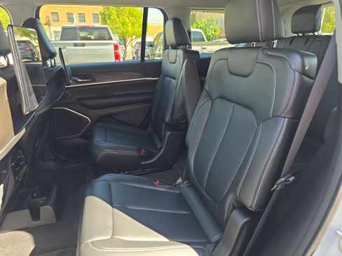 Used 2023 Jeep Grand Cherokee L Limited w/ Luxury Tech Group II AWD/4WD image 12