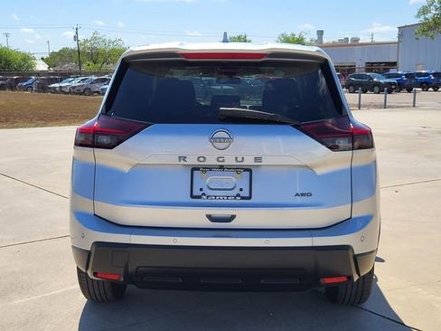 Used 2025 Nissan Rogue SV AWD/4WD image 19
