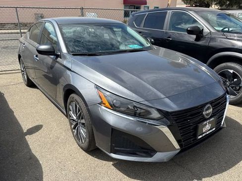 Certified 2025 Nissan Altima 2.5 SV FWD image 2