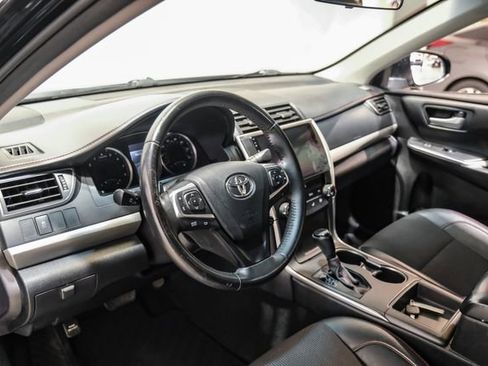 Used 2017 Toyota Camry SE image 3