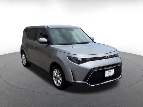 Used 2025 Kia Soul LX w/ LX Technology Package FWD image 3