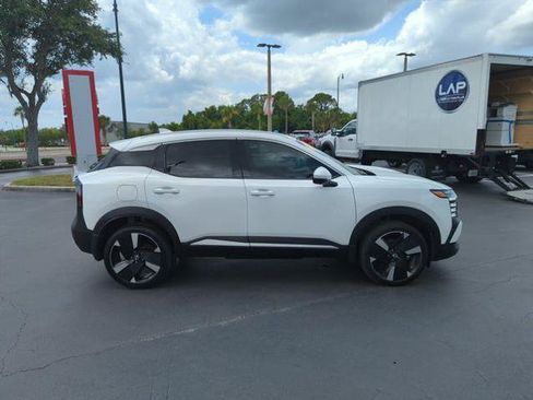 Certified 2025 Nissan Kicks SR FWD image 3