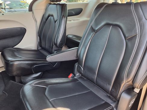 Used 2024 Chrysler Pacifica Touring-L FWD image 7