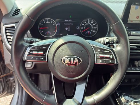 Used 2021 Kia Seltos SX w/ SX Sunroof Package AWD/4WD image 18