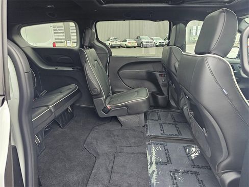 New 2026 Chrysler Pacifica Limited w/ S Appearance Package image 14