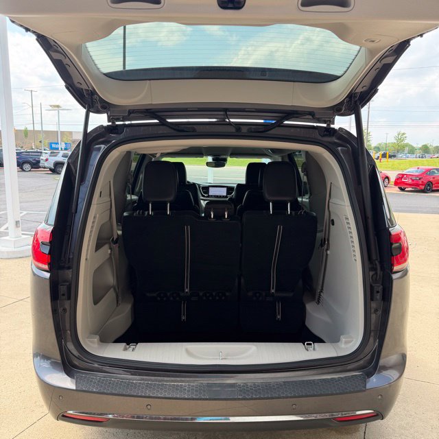 Used 2023 Chrysler Pacifica Touring-L AWD/4WD image 14
