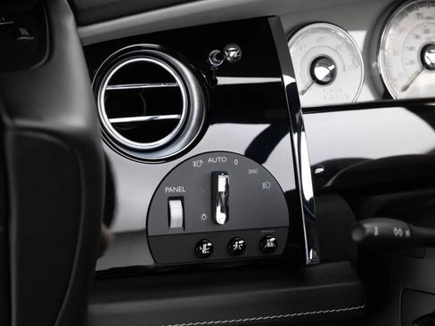 Used 2019 Rolls-Royce Dawn RWD image 30