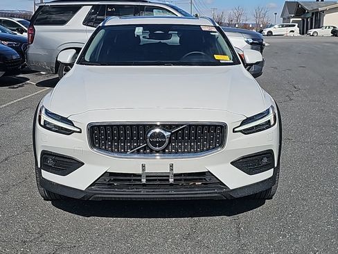 Used 2025 Volvo V60 B5 Cross Country Plus image 16