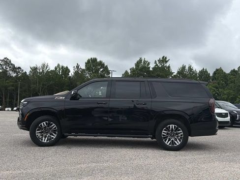 Used 2025 Chevrolet Suburban Z71 AWD/4WD image 12