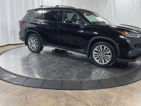 Used 2021 Toyota Highlander Platinum image 2