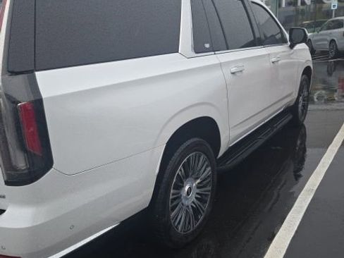 Used 2022 Cadillac Escalade ESV Premium Luxury image 7