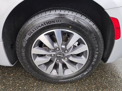 Used 2023 Chrysler Pacifica Touring-L FWD image 11