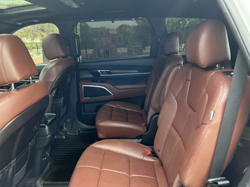 Used 2023 Kia Telluride EX w/ EX Captain's Chair Package image 31