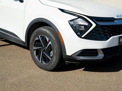 Used 2023 Kia Sportage LX image 3