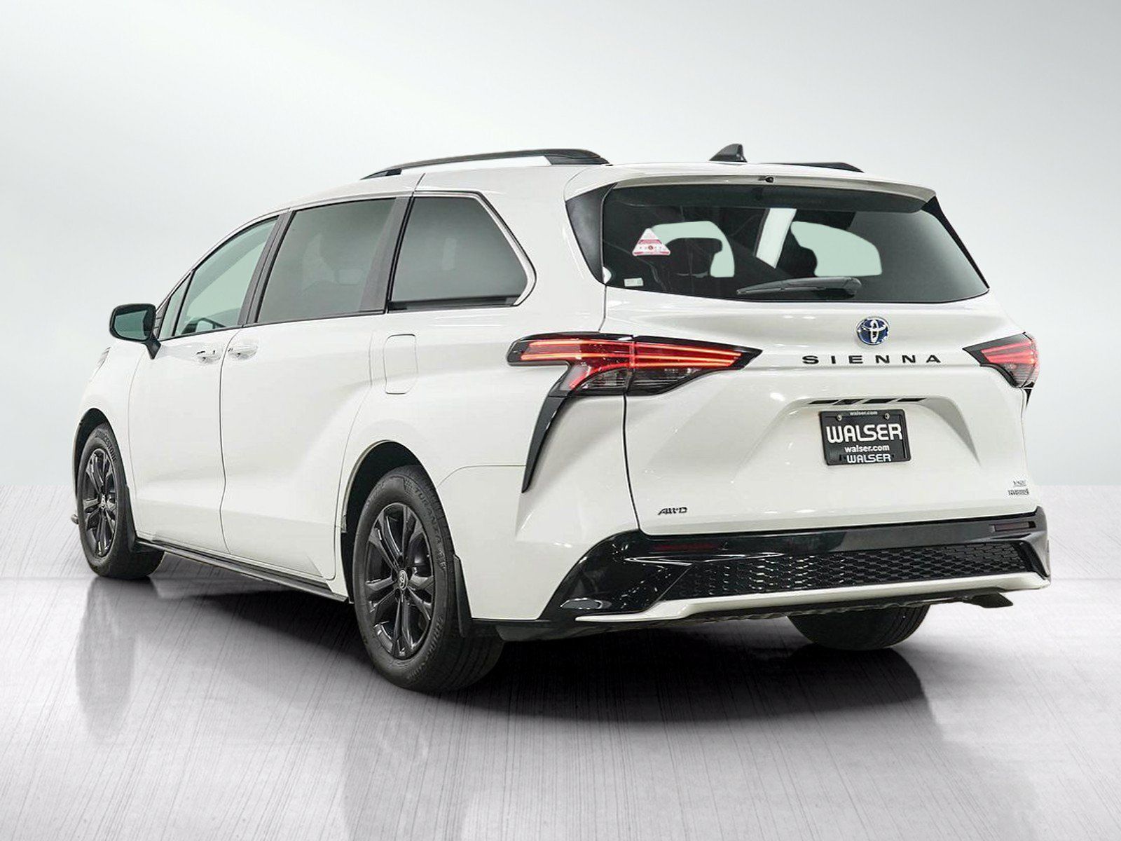 Used 2024 Toyota Sienna XSE AWD/4WD image 3