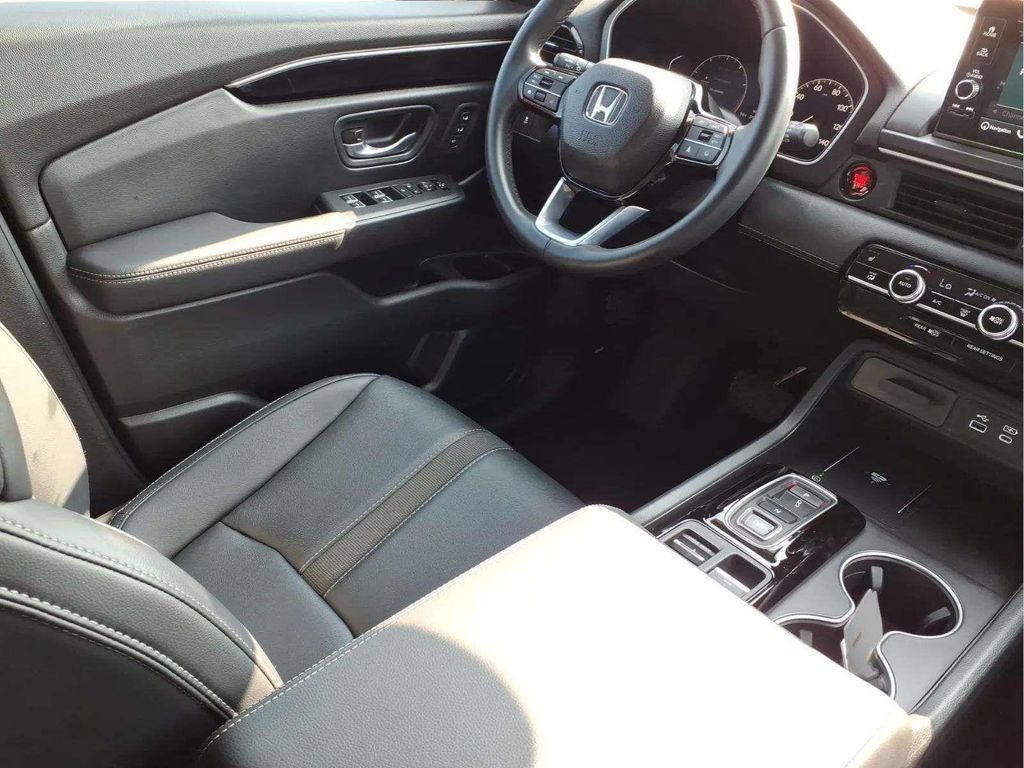 Used 2025 Honda Pilot Touring image 9