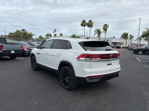 Used 2024 Volkswagen Atlas Cross Sport SE w/ Panoramic Sunroof Package FWD image 5