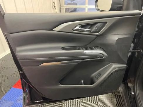 Used 2025 Chevrolet Traverse LT FWD image 11