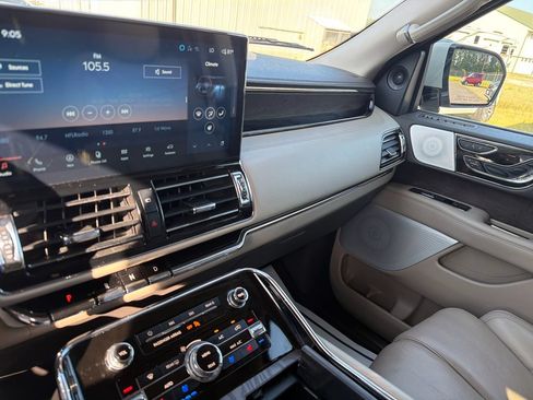 Used 2024 Lincoln Navigator Reserve AWD/4WD image 17