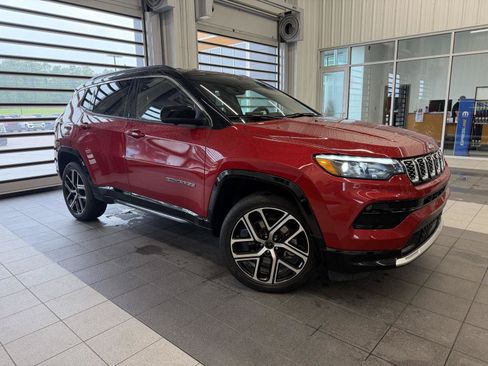 Certified 2025 Jeep Compass Limited w/ Elite Group AWD/4WD image 3
