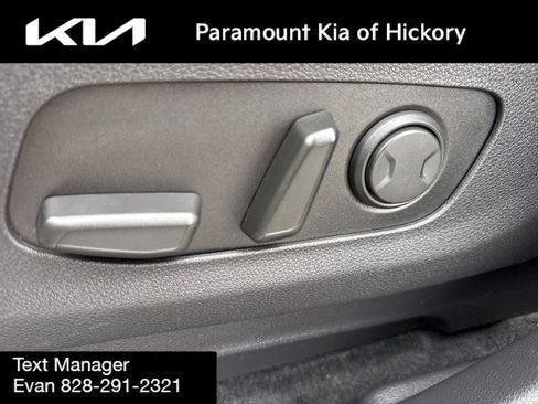 Used 2023 Kia Carnival EX image 24