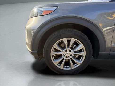Used 2022 Ford Explorer XLT w/ Equipment Group 202A image 9