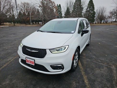 Used 2024 Chrysler Pacifica Limited w/ Uconnect Theater Family Group image 2